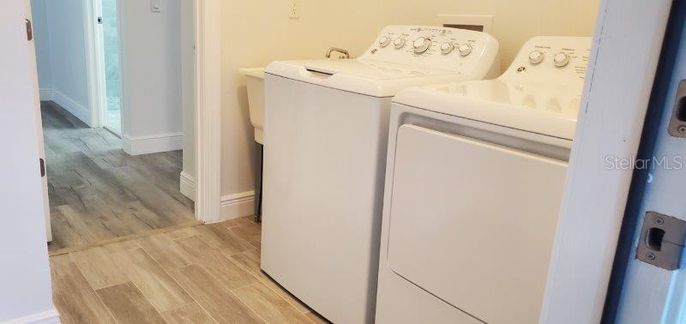 Interior, Washer, Wood Texture Flooring
