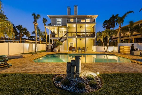 Exterior, Pool