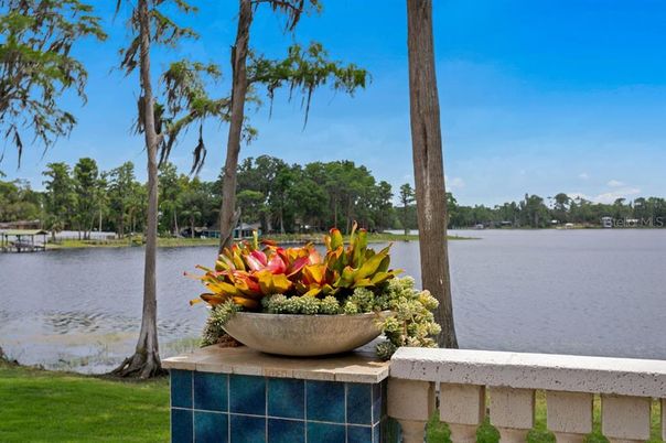 Exterior, Lake
