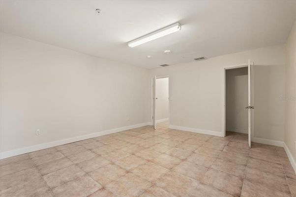 Empty room, Interior