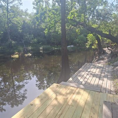 Exterior, Lake