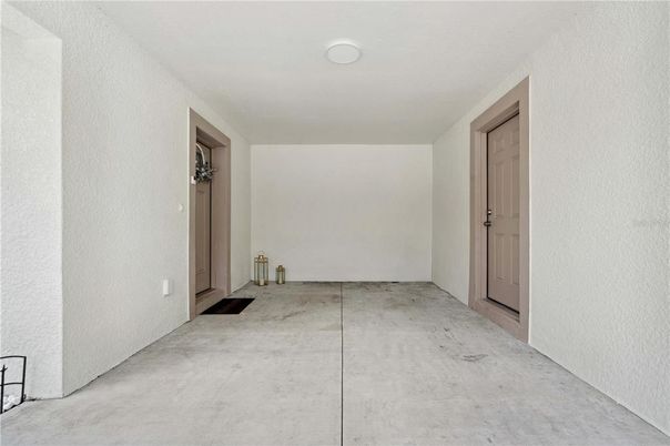 Empty room, Interior