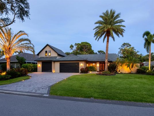 Attached, Exterior, Facade, Ranch