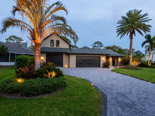 Attached, Exterior, Facade, Ranch