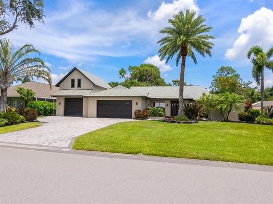 Attached, Exterior, Facade, Ranch