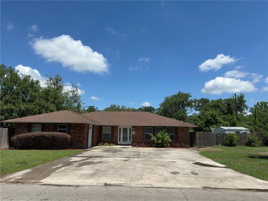 Exterior, Facade, Brick Facade, Ranch