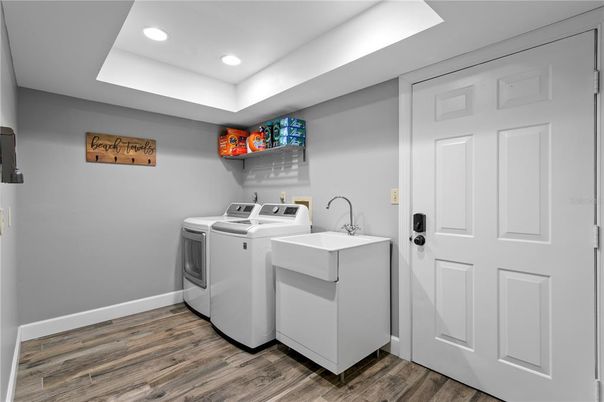 Interior, Recessed Lighting, Washer, Wood Texture Flooring