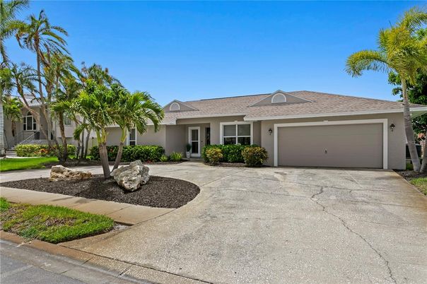 Attached, Exterior, Facade, Ranch