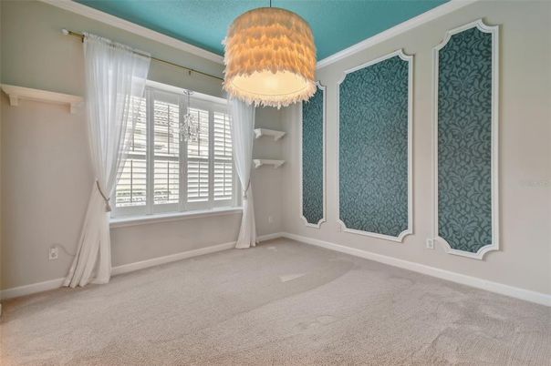 Empty room, Interior