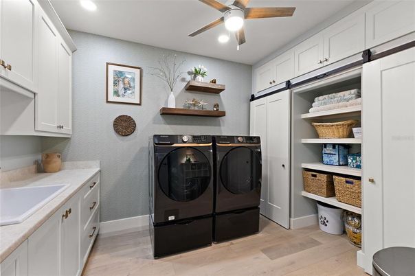 Interior, Recessed Lighting, Washer, Wood Texture Flooring