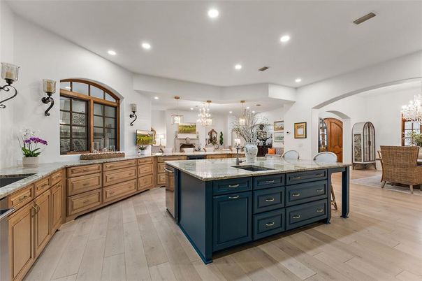Chandelier, Dining room, Interior, Kitchen, Pendant Lights, Recessed Lighting, Wood Texture Flooring
