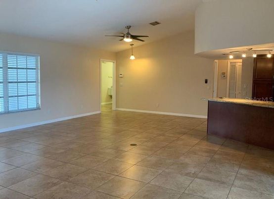 Empty room, Interior