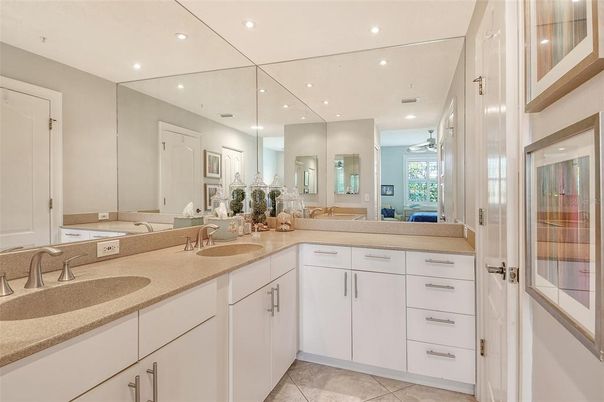 Bathroom, Dual Sink Vanities, Interior, Recessed Lighting