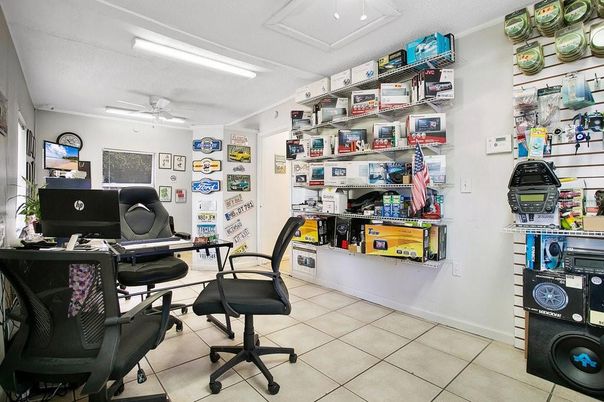 Home Office, Interior