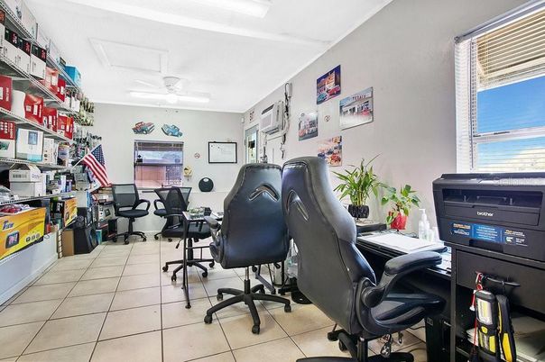 Home Office, Interior
