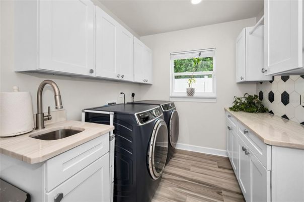 Interior, Recessed Lighting, Washer, Wood Texture Flooring