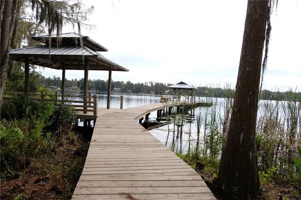 Exterior, Lake
