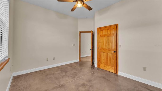 Empty room, Interior