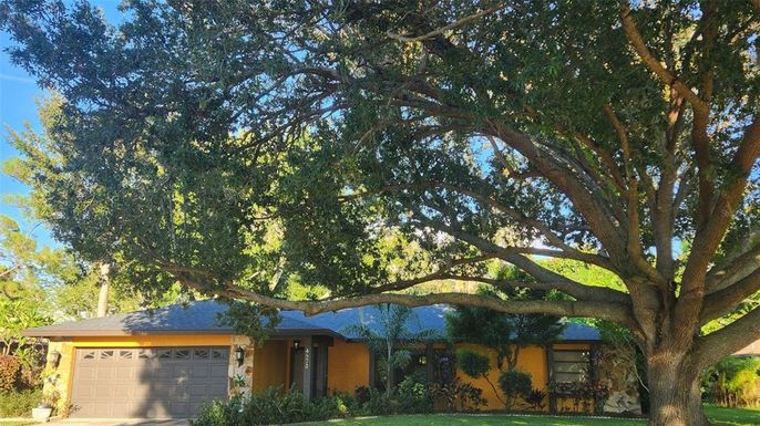 Attached, Exterior, Facade, Ranch