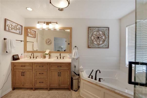 Bathroom, Dual Sink Vanities, Interior, Recessed Lighting