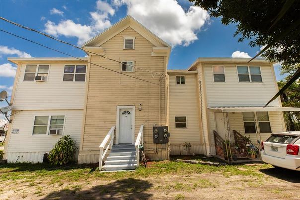 Exterior, Facade, Rowhouse