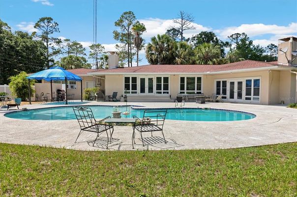 Exterior, Pool
