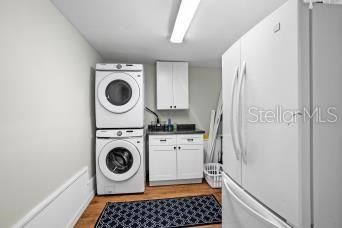 Interior, Washer, Wood Texture Flooring