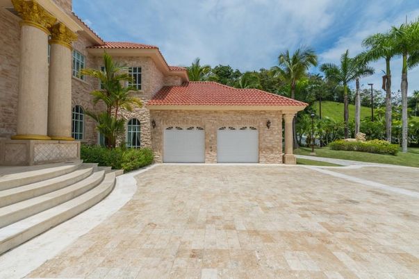 Attached, Exterior, Facade, Mediterranean
