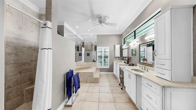 Bathroom, Dual Sink Vanities, Interior, Recessed Lighting