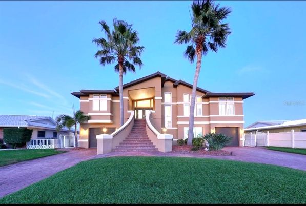 Attached, Backyard, Exterior, Facade, Modern