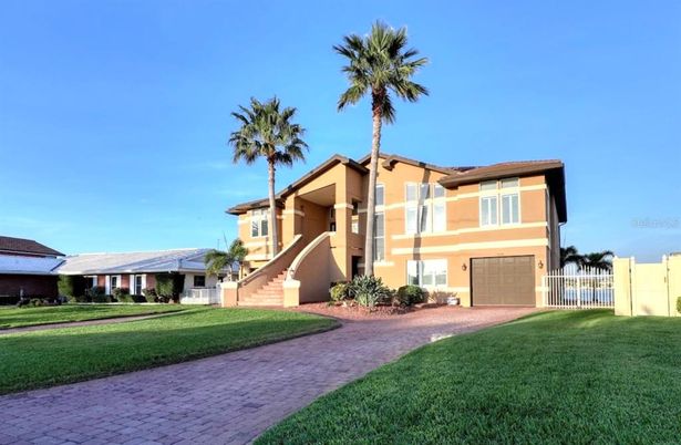 Attached, Backyard, Exterior, Facade, Modern