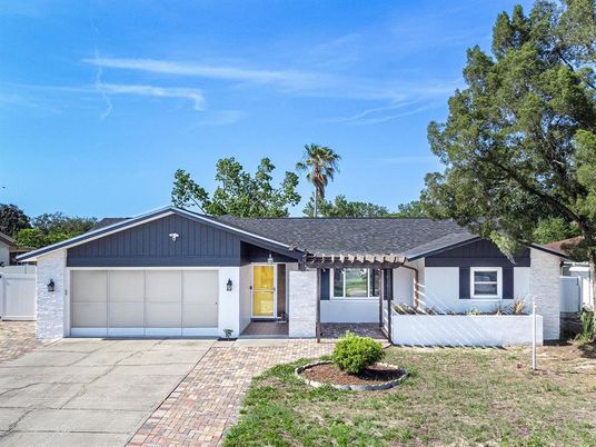 Attached, Exterior, Facade, Ranch