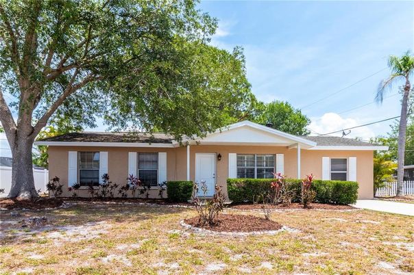 Backyard, Exterior, Facade, Ranch