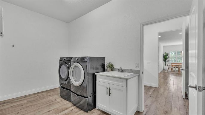 Interior, Recessed Lighting, Washer, Wood Texture Flooring