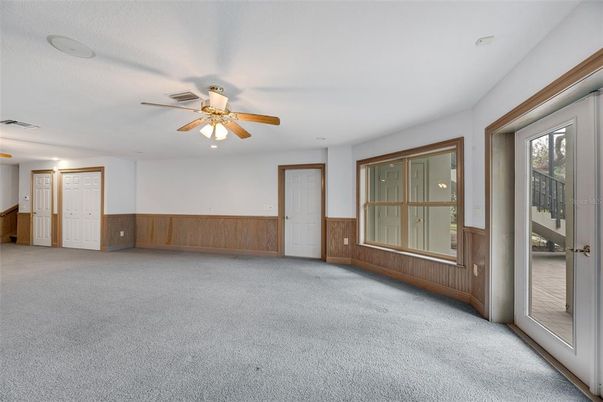Empty room, Interior