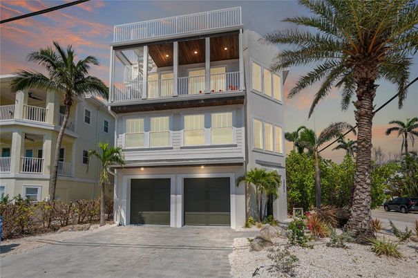 Attached, Exterior, Facade, Modern