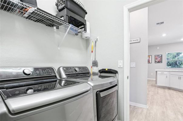 Interior, Recessed Lighting, Washer, Wood Texture Flooring