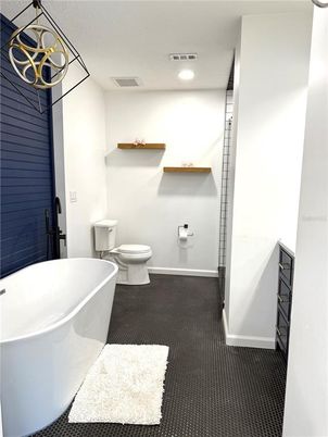 Bathroom, Free Standing Baths, Interior, Pendant Lights, Recessed Lighting