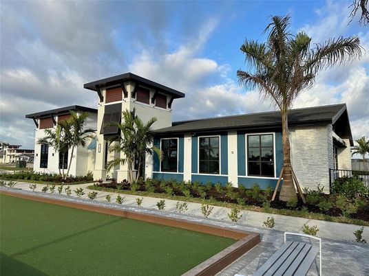 Exterior, Facade, Modern