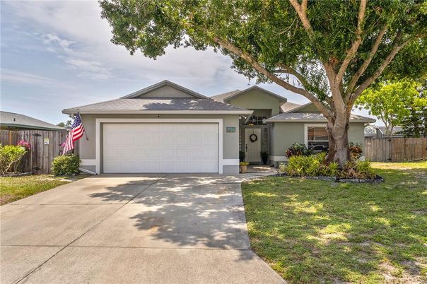 Attached, Exterior, Facade, Ranch