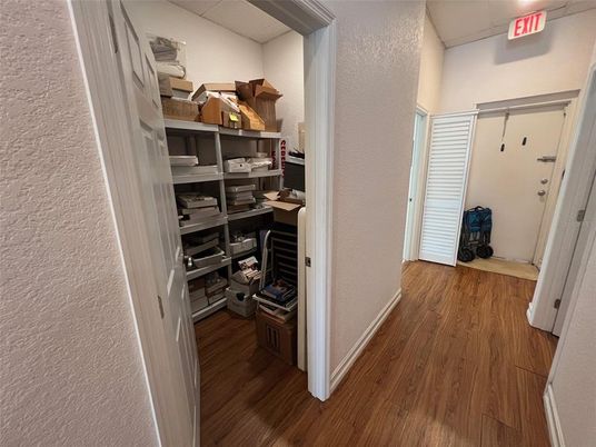 Interior, Walk-in Closets, Wood Texture Flooring