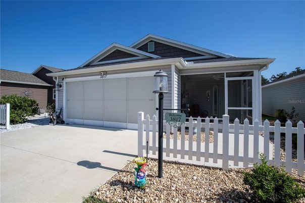 Attached, Exterior, Facade, American Craftsman