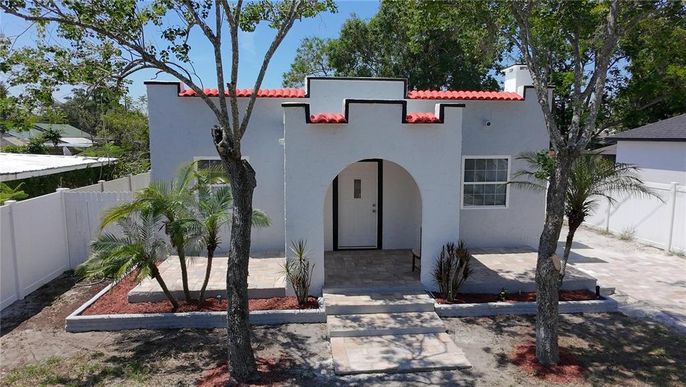 Exterior, Facade, Spanish Mediterranean