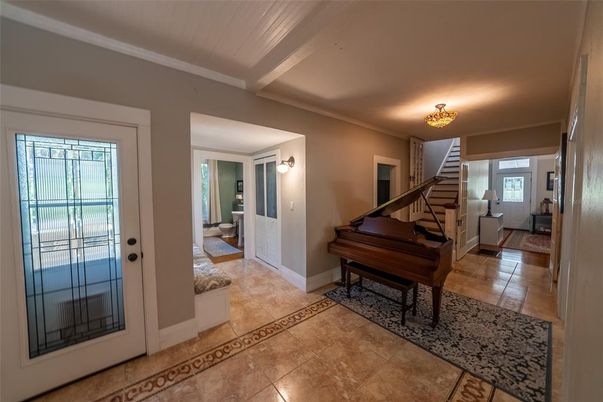 Interior, Piano