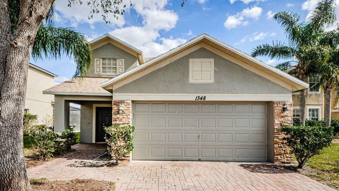 Attached, Exterior, Facade, American Craftsman