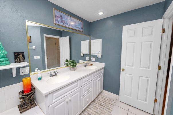 Bathroom, Dual Sink Vanities, Interior, Recessed Lighting