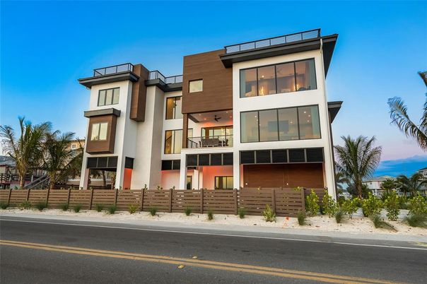 Exterior, Facade, Modern