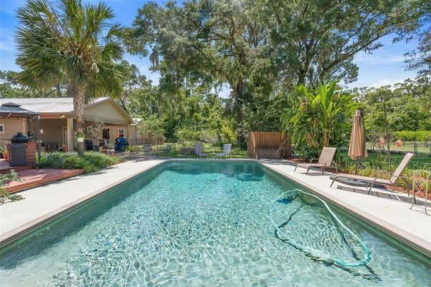 Exterior, Pool
