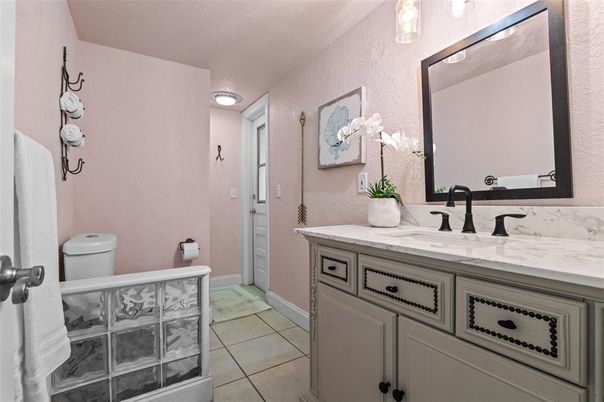 Bathroom, Dual Sink Vanities, Interior