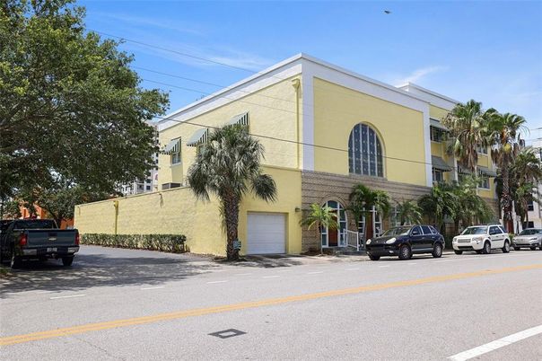 Attached, Exterior, Facade, Modern